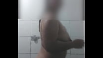 Возбужденная милфа снимает на видео себя обнаженной в ванной