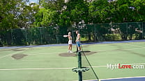 Tennis Court Cougar Catch (raccogliendo grosse MILF al campo da tennis)