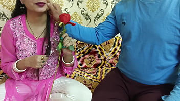 インドの美しい夫の妻が特別なバレンタイン週間を祝うハッピーローズデーのヒンディー語の声で下ネタを話すサアラが足コキを与える