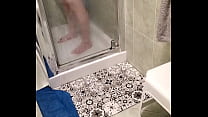 Femme normale Lory Flower dans la douche amateur