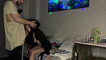 Trio fatto in casa - una ragazza ha sedotto una coppia di gay e li ha invitati a scopare - 1.143