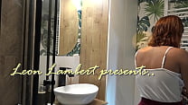 Hot sexy chatte serrée copine rousse dans la salle de bain sans culotte tases dans une minijupe