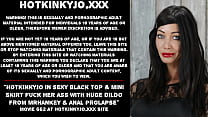 Hotkinkyjo in sexy schwarzem Top und Minirock fickt ihren Arsch mit einem riesigen Dildo von Mrhankey und Analprolaps