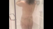 Frau unter der Dusche