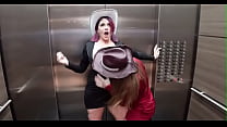 Abby Rose und Jillian Weathers bei einem Squirt-Fest im Aufzugswohnzimmer
