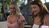 Brunette lesbienne lèche le cul de sa meilleure amie aux gros seins
