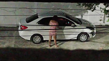 baise avec son amant dans la voiture devant la maison et revient plein de sperme en souriant