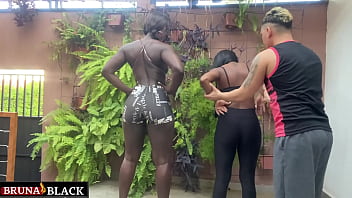 Chicas negras cachondas seducen a un entrenador personal privado que no puede resistirse y se folla a las dos chicas traviesas desnudas.