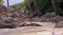 Incredibili tette grandi La giovane donna tailandese Kahlisa appassionata sessione di spogliarello sulla spiaggia
