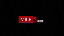 La matrigna MILF della fidanzata ritorna dall'aldilà portando un avvertimento e un rapporto a tre - MILF5