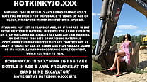 Hotkinkyjo en robe rose sexy prend une bouteille dans le cul et un prolapsus anal à la pelle de la mine de sable