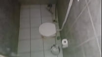 Une caméra cachée dans la salle de bain surprend une belle-mère potelée