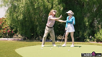 クラブスウィンガーに参加した2人のニューハーフによる熟女向けゴルフレッスン