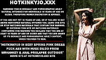 Hotkinkyjo en robe rose printanière sexy baise le cul avec un énorme gode de mrhankey et un prolapsus anal en plein air
