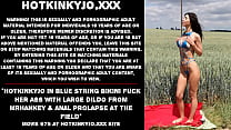 Hotkinkyjo im blauen String-Bikini fickt ihren Arsch mit einem großen Dildo von Mrhankey & Analprolaps auf dem Feld