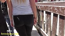 pretty blonde ass in leggings