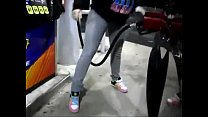 verzweifeltes Mädchen, das Pee Jeans beim Pumpen des Gases benetzt