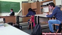 Écolière brune baise bite en classe