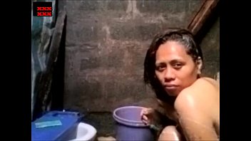 カムで誘惑するお風呂をしているフィリピン人の女の子素敵なおっぱいと猫