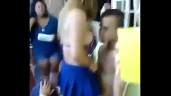 Edecan junges Mädchen tanzen, indem sie ihren Arsch schmiert