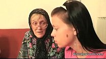 ホットベイビーはおばあちゃんがコックを吸うのを助けます