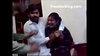 Une fille et un garçon pakistanais s'amusent dans une chambre d'auberge