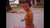 AllYourPix.com - Menina negra andando na rua nua