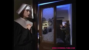 Une nonne espionnant un autre flirt - WWW.CROMWELTUBE.COM