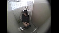 ragazza sorpresa a masturbarsi in bagno