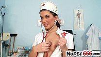 超セクシーな看護師リアーナサミュエルは彼女のラテックスユニフォームをはぎ取る