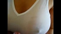 Sexy Milf betrügt Frau mit großen Brüsten saugt und reitet