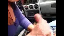 Femme tricherie sexy se branler et sucer une bite dans une voiture