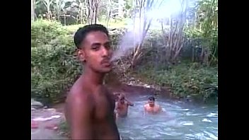 meninos de kerala nadando nus
