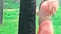 Девушка из Кералы Meghana Raj - тряска горячей задницей и шоу пупка в мокром сари